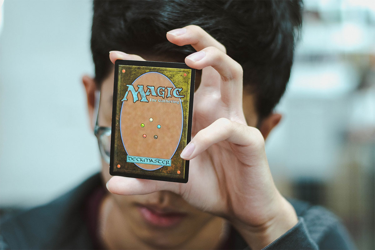 Avalon Roma - Ragazzo gioca a Magic The Gathering